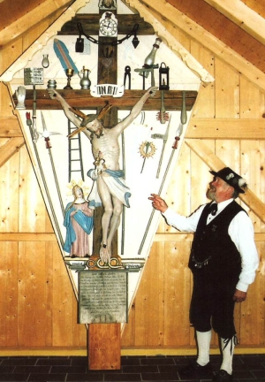 Das Waffen-Christi-Kreuz in Wanning wurde von Martin Ranzinger renoviert und mit einer Kapelle zum Schutz des Kreuzes erweitert. (Foto: Trachtenverein Straßkirchen)