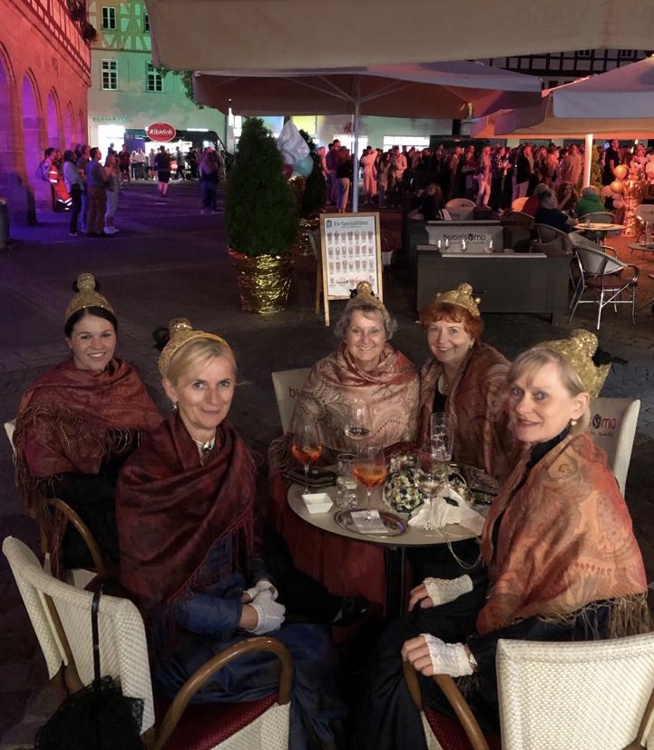 Die Passauer Goldhaubenfrauen bei der Goldschlägernacht in Schwabach