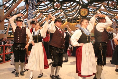 Volkstänze aus dem Bayrischen Wald und dem Rottal zeigten die Tanzpaare aus dem Dreiflüsse-Trachtengau. (Foto: Dreiflüsse-Trachtengau)
