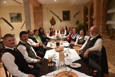 Die „Waldlerbuam“ Waldkirchen waren die Gastgeber beim ersten Treffen der Verantwortlichen für die Presse- und Öffentlichkeitsarbeit im Dreiflüsse-Trachtengau Passau. (Foto: Hauzeneder)