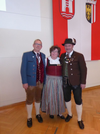 Gauvorstand Walter Söldner (r.) gratulierte seinem Linzer Kollegen, Obmann Konsulent Günther Kreutler und seiner Frau Monika zur Wiederwahl. (Foto: Woller)