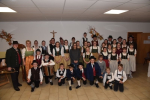 35 Burschen und Dirndln kamen zum Jugendmusikseminar 2019 des Dreiflüsse-Trachtengaues Passau, bei dem sie durch langjährige und eingefleischte Volksmusiker unterrichtet wurden. (Foto: Hauzeneder)
