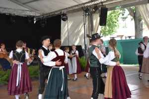 Mit der Sternpolka – auch als Olympiapolka bekannt – begann die Trachtenjugend des Dreiflüsse-Trachtengaues Passau ihr Programm auf dem Gäubodenvolksfest. (Foto: Hauzeneder)