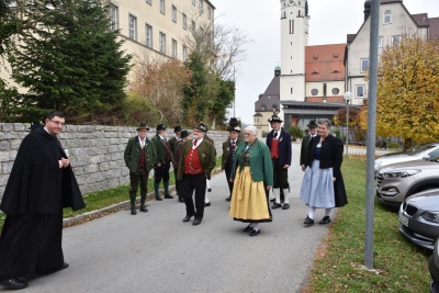 Der Gauausschuss des Dreiflüsse-Trachtengaues Passau besichtigte die Abtei Schweiklberg. (Foto: Hauzeneder)