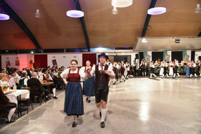 Mit vier großen Kreisen füllten die Burschen und Dirndl der Trachtenjugend die große Tanzfläche in der Niederbayernhalle beim Auftanz des Trachtenballes 2019. (Fotos: Hauzeneder)
