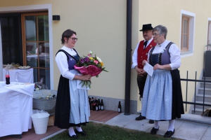 1. u. 2. Vorstand bitten Petra Drexler, das Amt der Fahnenmutter zu übernehmen